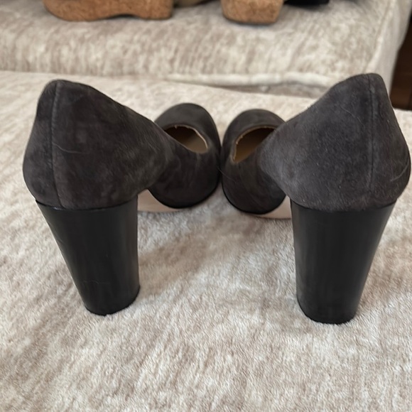 Ann Taylor Smoky Gray Classic Heels with Rounded Toe - Picture 4 of 6